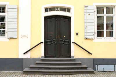Eingang mit kunstvoller Stufengestaltung