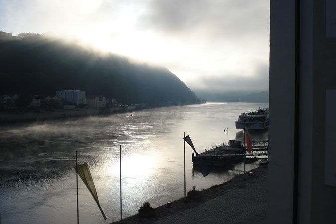 Passau kurz vor 7: Blick aus dem Hotelzimmer auf die Donau